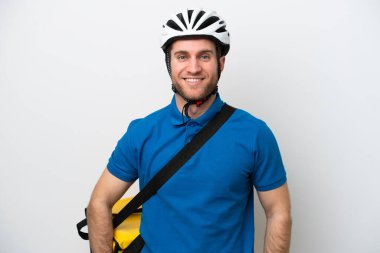 Beyaz arka planda izole edilmiş termal sırt çantalı beyaz bir adam gülüyor.