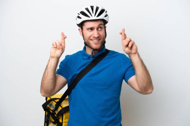 Beyaz arka planda izole edilmiş termal sırt çantalı beyaz tenli genç bir adam.