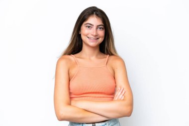 Beyaz arka planda izole edilmiş genç beyaz kadın kollarını ön cephede çapraz tutuyor.