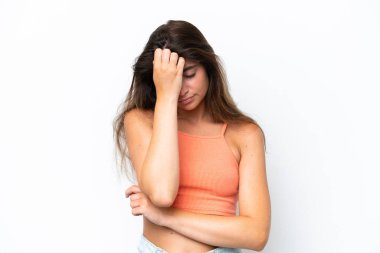 Beyaz arka planda başağrısı olan beyaz tenli genç bir kadın.