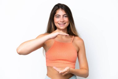 Beyaz arka planda izole edilmiş genç beyaz kadın bir ilan vermek için avucunun içinde hayali bir fotokopi makinesi tutuyor.