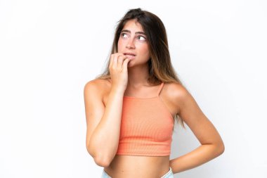 Beyaz arka planda izole edilmiş genç beyaz kadın biraz gergin.