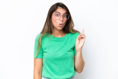 Beyaz arka planda izole edilmiş genç beyaz kadın çözümü bulmak için parmağını kaldırıyor.