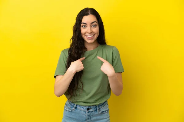 Mujer Joven Caucásica Aislada Sobre Fondo Amarillo Con Expresión Facial —  Fotos de Stock