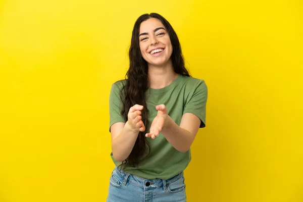 Jeune Femme Caucasienne Isolée Sur Fond Jaune Applaudissant Après Présentation — Photo