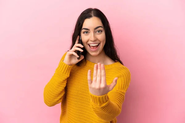 Young Caucasian Woman Using Mobile Phone Isolated Pink Background Inviting — Stockfoto