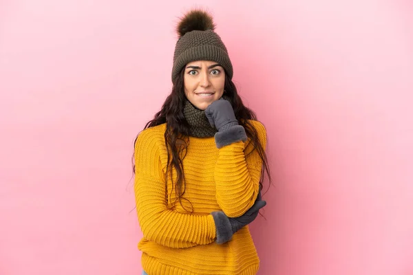 Giovane Ragazza Caucasica Con Cappello Invernale Isolato Sfondo Viola Avendo — Foto Stock