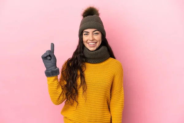 年轻的高加索女孩 头戴紫色背景的冬帽 提出了一个伟大的想法 — 图库照片
