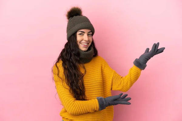 Giovane Ragazza Caucasica Con Cappello Invernale Isolato Sfondo Viola Allungando — Foto Stock