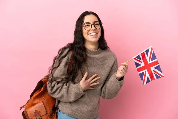 Mladá Běloška Drží Vlajku Spojeného Království Izolované Růžovém Pozadí Úsměvem — Stock fotografie