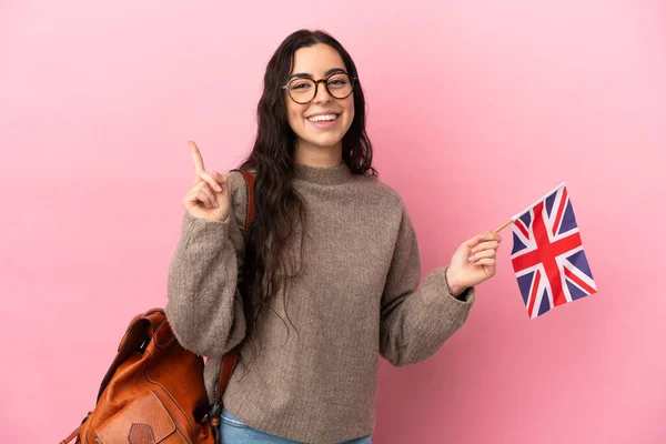 Mladá Běloška Drží Vlajku Spojeného Království Izolované Růžovém Pozadí Ukazující — Stock fotografie