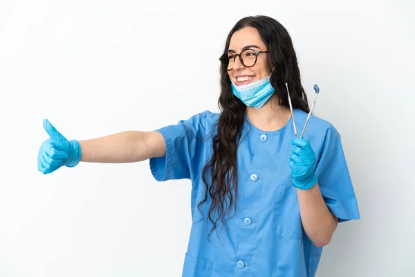 Młoda Kobieta Dentysta Trzyma Narzędzia Izolowane Białym Tle Dając Kciuki — Zdjęcie stockowe