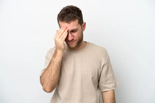 Junger Kaukasischer Mann Isoliert Auf Weißem Hintergrund Mit Kopfschmerzen — Stockfoto