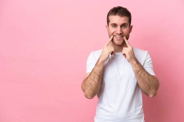 Young Caucasian Man Isolated Pink Background Smiling Happy Pleasant Expression — ストック写真