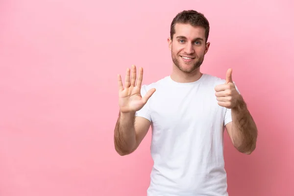 Jonge Blanke Man Geïsoleerd Roze Achtergrond Tellen Zes Met Vingers — Stockfoto