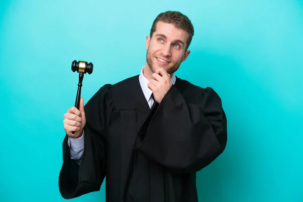 Judge Caucasian Man Isolated Blue Background Looking — Stockfoto
