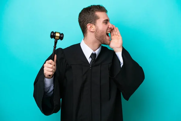 Judge Caucasian Man Isolated Blue Background Shouting Mouth Wide Open — Photo