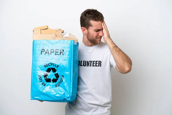 Молодий Білий Чоловік Тримає Мішок Переробки Паперу Щоб Переробляти Ізольований — стокове фото