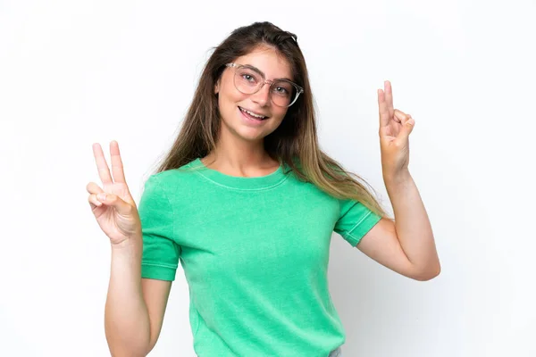 Jonge Kaukasische Vrouw Geïsoleerd Witte Achtergrond Tonen Overwinning Teken Met — Stockfoto