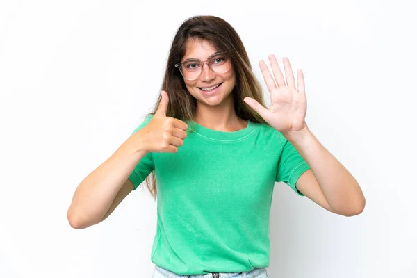 Νεαρή Καυκάσια Γυναίκα Απομονωμένη Λευκό Φόντο Μετρώντας Έξι Δάχτυλα — Φωτογραφία Αρχείου