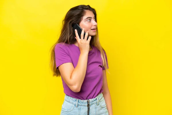 Mladá Kavkazská Žena Izolované Žlutém Pozadí Vedení Konverzace Mobilním Telefonem — Stock fotografie
