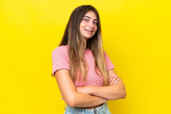 Jonge Blanke Vrouw Geïsoleerd Gele Achtergrond Met Gekruiste Armen Vooruit — Stockfoto