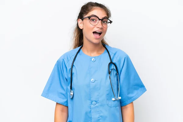 年轻的护士医生妇女 背景为白色 面部表情惊讶 — 图库照片
