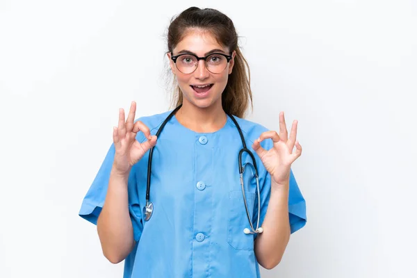 Молода Медсестра Лікарка Ізольована Білому Тлі Показуючи Знак Пальцями — стокове фото