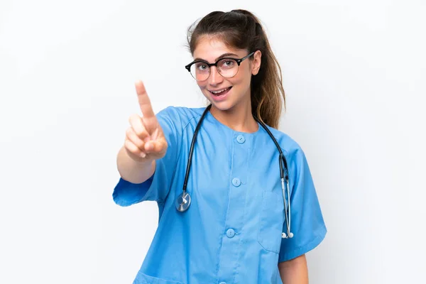 Молода Медсестра Лікарка Ізольована Білому Тлі Показуючи Піднімаючи Палець — стокове фото