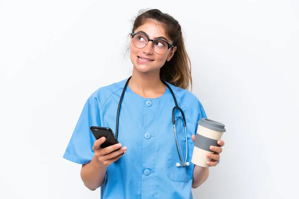 Young Nurse Doctor Woman Isolated White Background Holding Coffee Take — Stock Photo, Image