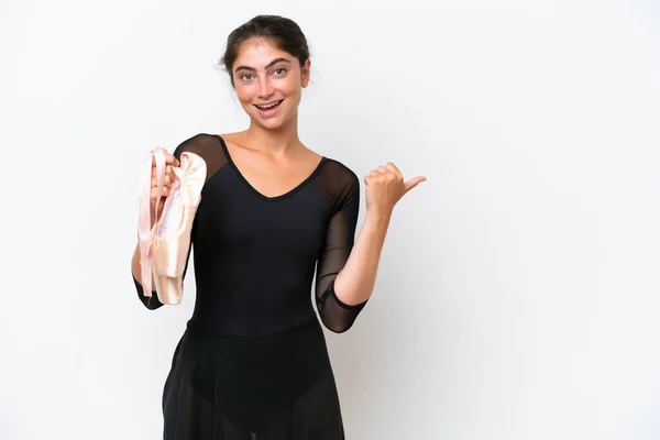 Young Caucasian Woman Practicing Ballet Isolated White Background Pointing Side — 图库照片