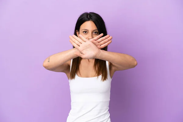 Joven Mujer Caucásica Aislada Sobre Fondo Púrpura Haciendo Stop Gesture —  Fotos de Stock