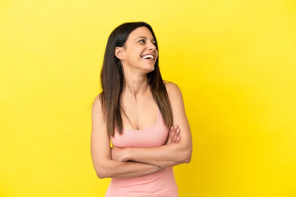 Jonge Blanke Vrouw Geïsoleerd Gele Achtergrond Gelukkig Glimlachend — Stockfoto