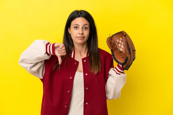 Young Caucasian Woman Playing Baseball Isolated Yellow Background Showing Thumb — ストック写真