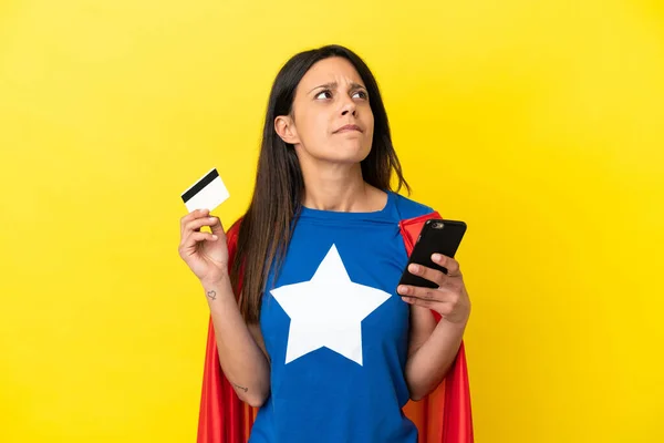 Super Hero Vrouw Geïsoleerd Gele Achtergrond Kopen Met Mobiele Telefoon — Stockfoto