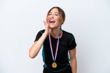 Beyaz arka planda, ağzı açık bağıran, madalyalı beyaz bir kadın.