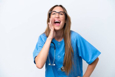 Mavi arka planda izole edilmiş genç bir cerrah kadın ağzı açık bağırıyor.