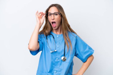 Mavi arka planda gözlüklü ve şaşırmış genç bir cerrah kadın.