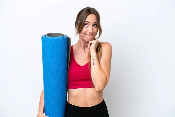 Giovane Donna Sportiva Che Lezioni Yoga Tenendo Tappeto Isolato Sfondo — Foto Stock