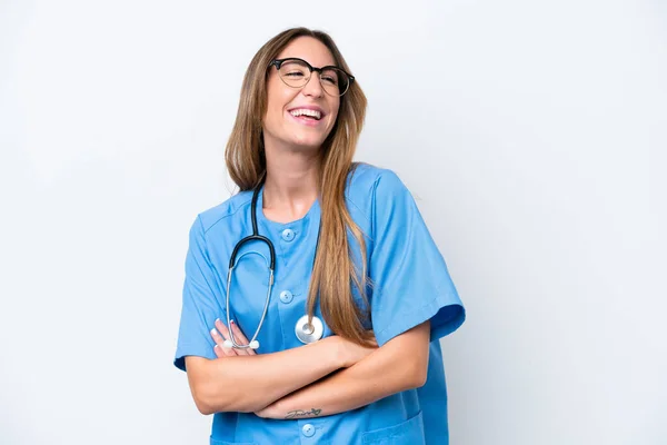 若い外科医の女性は青の背景に隔離幸せと笑顔 — ストック写真