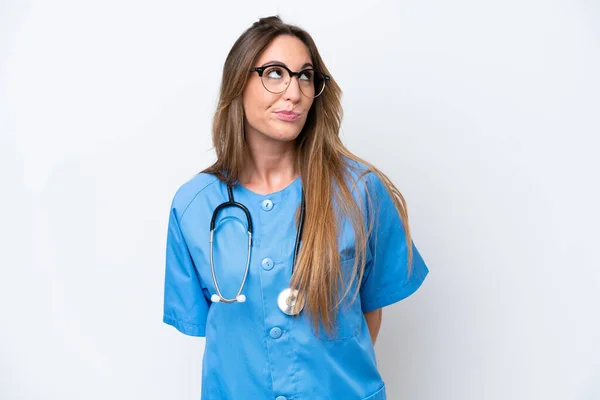 若い外科医の医師の女性は青の背景に隔離され 検索アップ — ストック写真