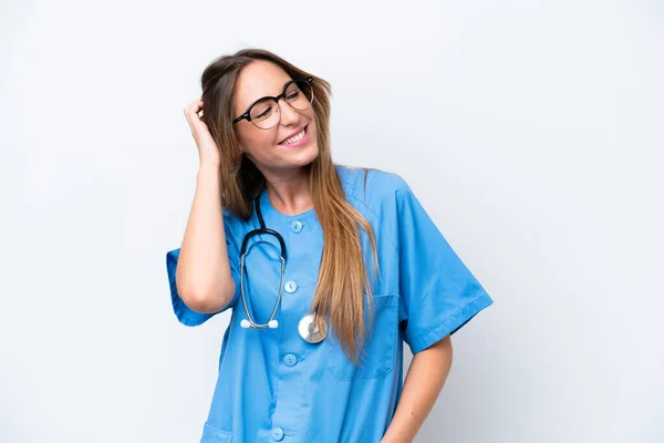 若い外科医の女性が青い背景に隔離された考え方 — ストック写真