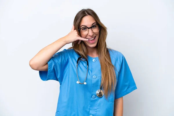 青い背景に隔離された若い外科医の医者の女性は電話ジェスチャーを作る サインを呼んでくれ — ストック写真