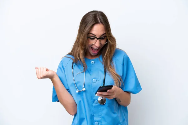 若い外科医の女性は青の背景に隔離された驚きとメッセージを送信 — ストック写真