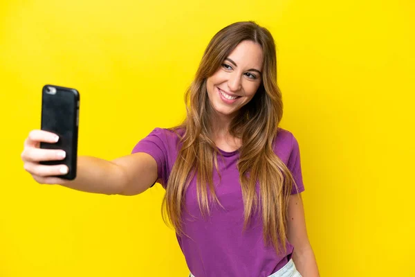 Ung Kaukasisk Kvinna Isolerad Gul Bakgrund Gör Selfie Med Mobiltelefon — Stockfoto