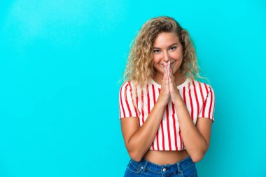 Mavi arka planda, kıvırcık saçlı kız avuç içini bir arada tutuyor. İnsan bir şey ister.