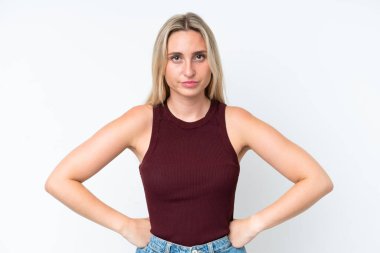 Beyaz arka planda izole edilmiş genç beyaz kadın kızgın.