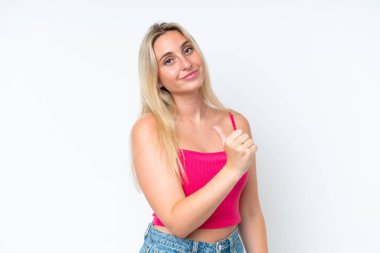 Beyaz arka planda soyutlanmış, gururlu ve kendini beğenmiş beyaz bir kadın.