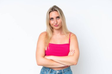 Beyaz arka planda izole edilmiş, mutsuz bir ifadeyle genç beyaz bir kadın.