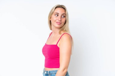 Beyaz arka planda soyutlanmış beyaz bir kadın. Portre